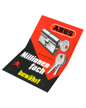 En sort og rød plakat, der viser en ABUS dørcylinder med nøgler, med teksten "Afprøvet flere millioner gange" © ABUS