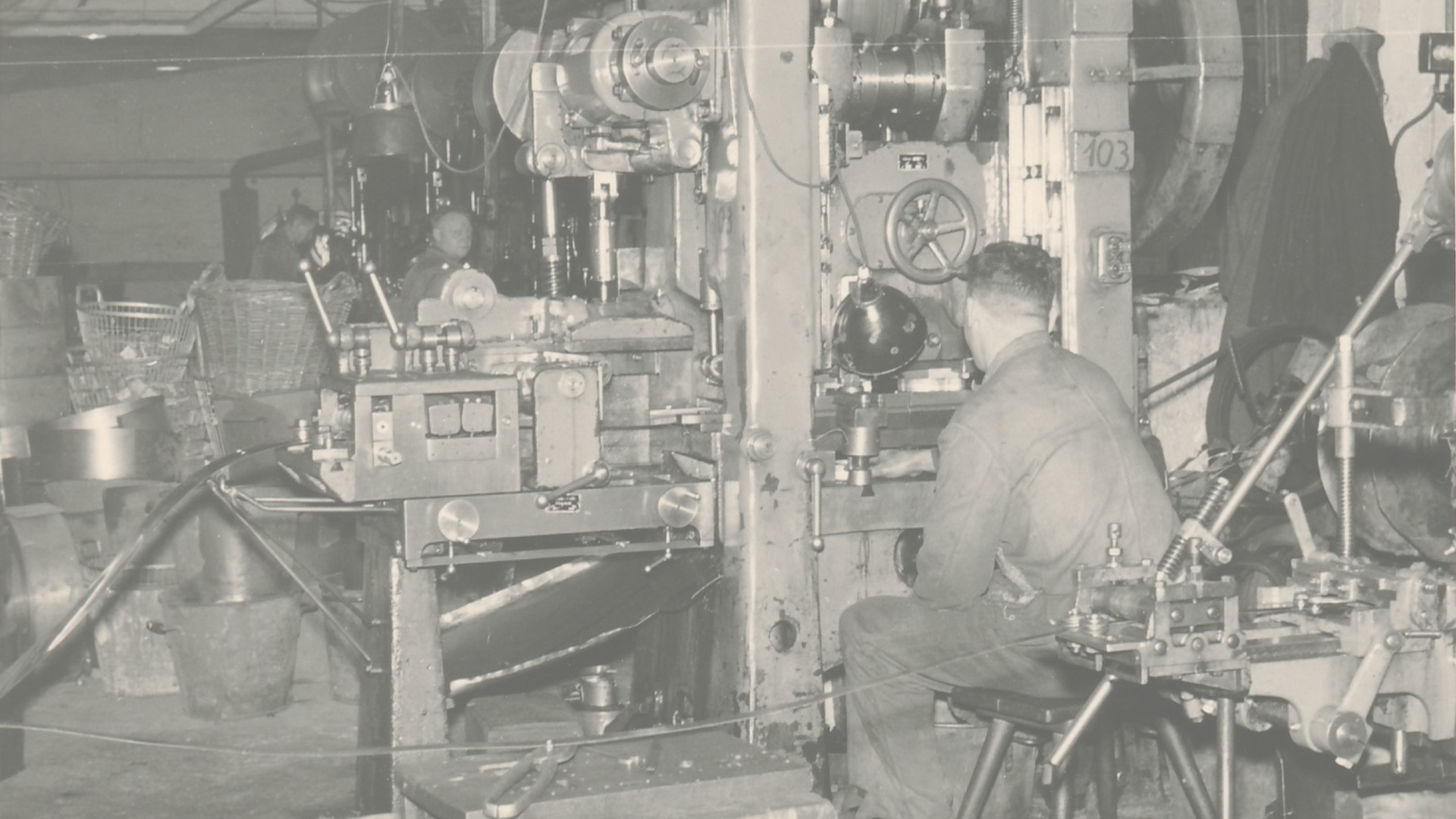 Mężczyzna siedzący i pracujący przy maszynie © ABUS