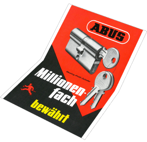 En svart och röd affisch som visar en ABUS-dörrcylinder med nycklar, med texten "Millionenfach bewährt” (Beprövad miljontals gånger) © ABUS