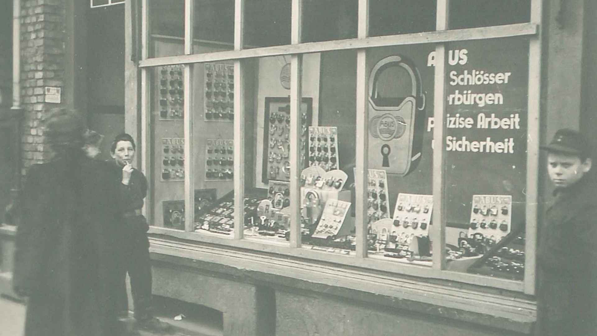 A display window containing various ABUS padlocks and promotional items © ABUS