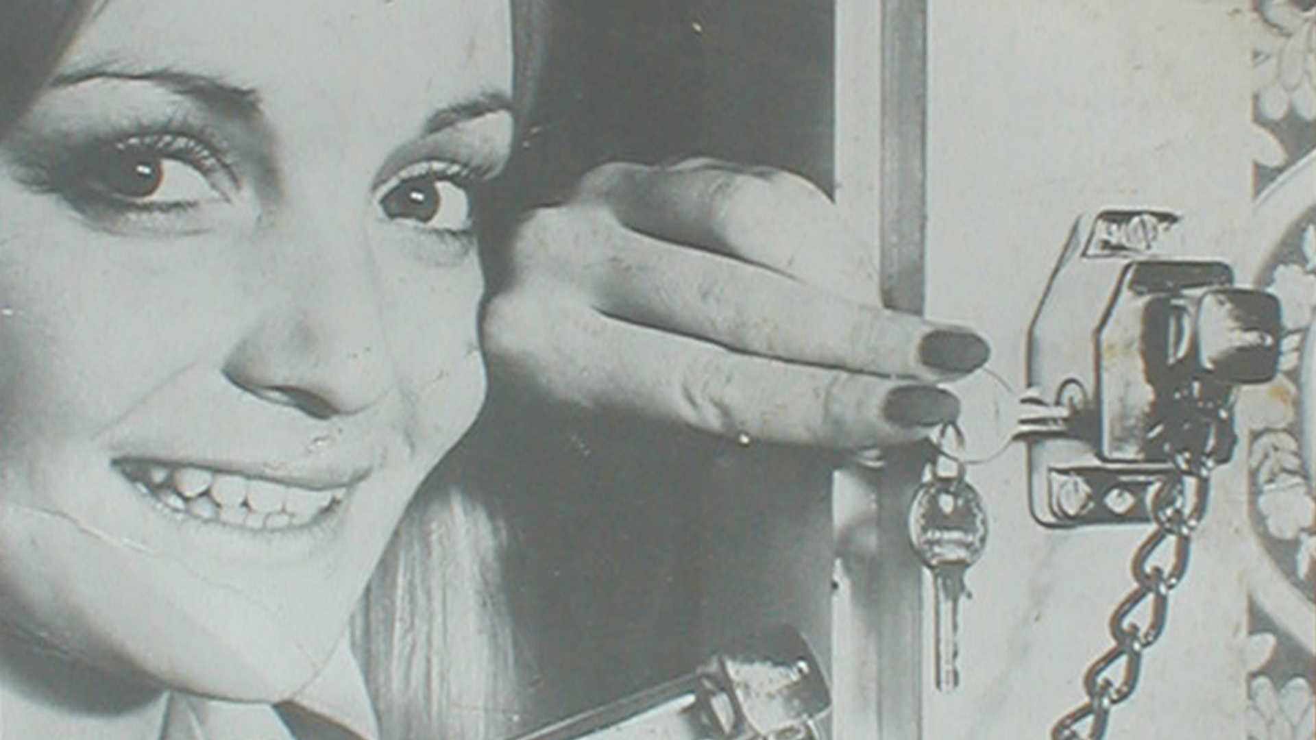 Kobieta zamykająca dodatkowy zamek w drzwiach © ABUS