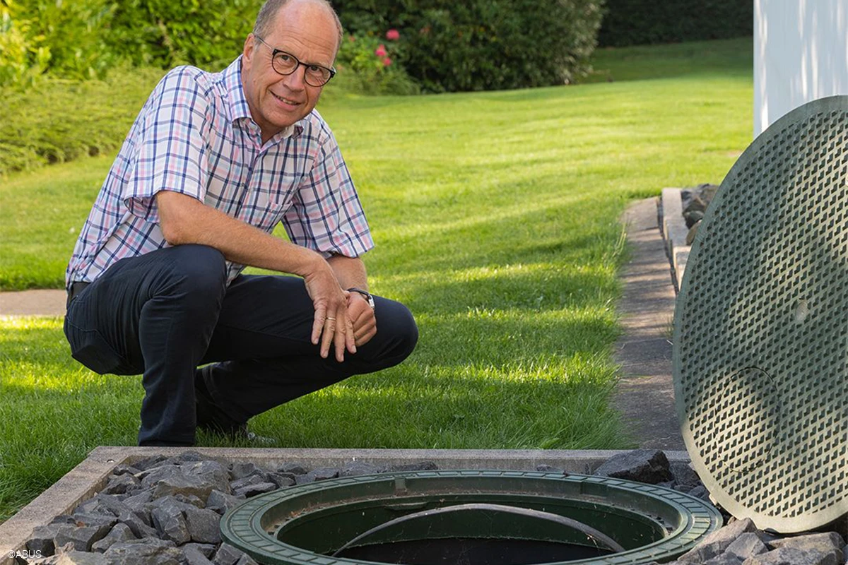 Bernd Knoche takes a look at the new water cistern © ABUS