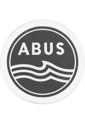 Et gammelt, rundt, sort-hvidt ABUS logo med bogstaverne "ABUS" over en bølge bestående af tre stablede linjer med spidsen pegende mod venstre © ABUS